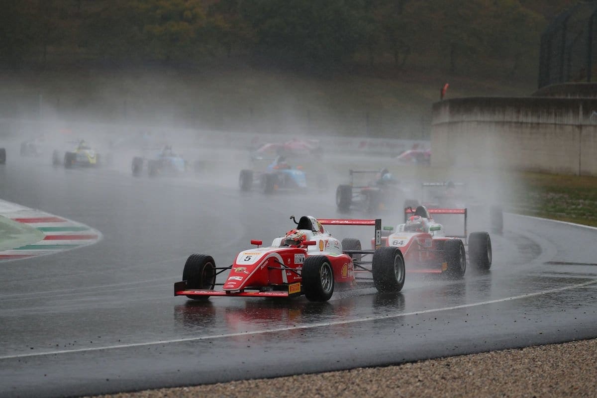 Petecof fecha rodada tripla com 100% de pódios em Mugello e é quarto no campeonato da F4 Italiana Gianluca Petecof - F4 Italiana