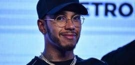 Hamilton afirmou que pilotos de moto “estão em outro nível”