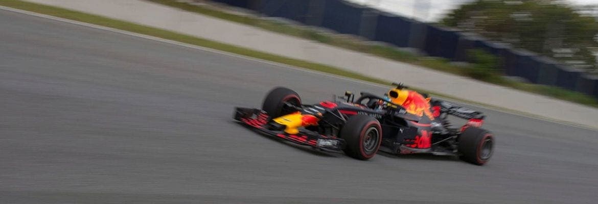 Líder do TL1, Verstappen teve vazamento de óleo; Ricciardo espera ter bom fim de semana