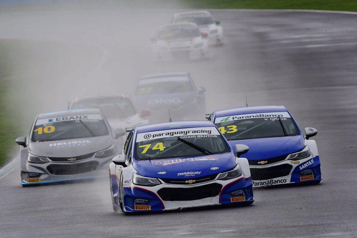 Odair dos Santos controla adversários no molhado e vence em Goiânia