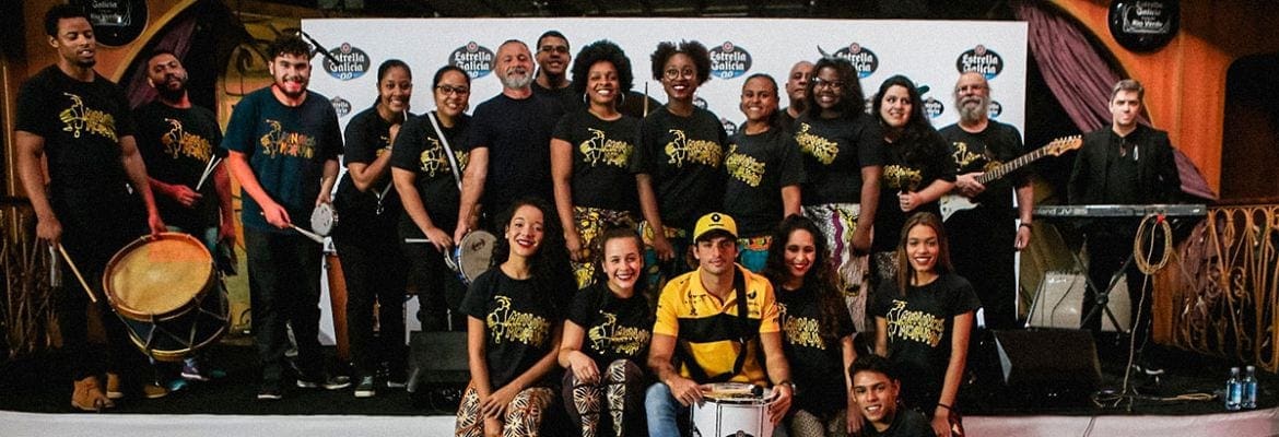 Carlos Sainz mostra sua ginga em evento de patrocinadora da Renault