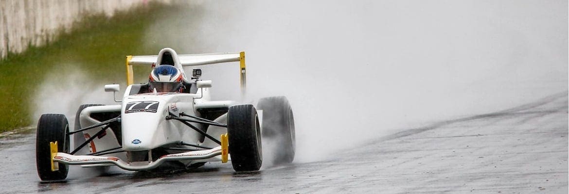 Nathan Brito mantém domínio no sábado e vence as duas da F-Academy em Londrina