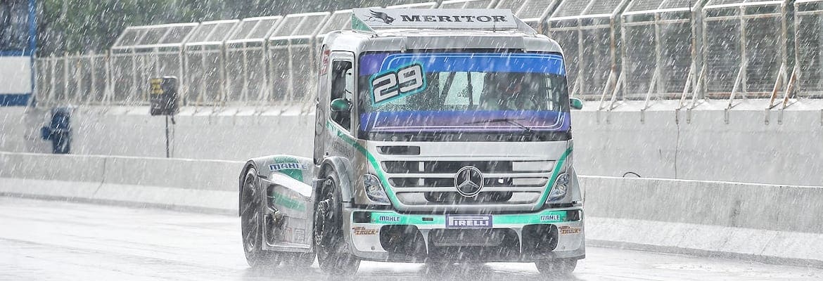Marcada pela forte chuva em Curitiba, Dirani domina sexta-feira na Copa Truck