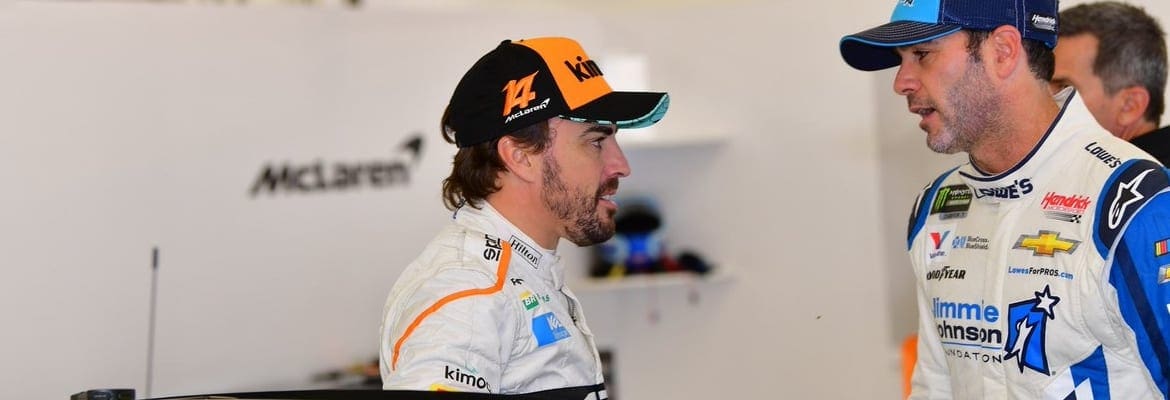 Fernando Alonso “muito impressionado” com pilotagem de Jimmie Johnson em um F-1