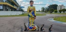 Piloto de kart com 7 anos, Augustus Toniolo encontra pilotos da F1 e conquista título no Paraná