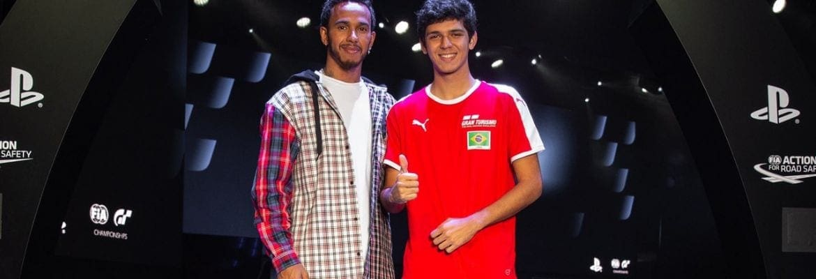 Em Mônaco, Igor Fraga é campeão mundial da “GT Sport Nations” e recebe prêmio de Lewis Hamilton