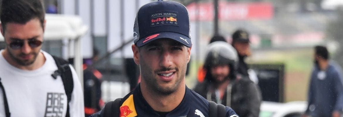 Ricciardo espera que má sorte fique em 2018 e não passe para a Renault