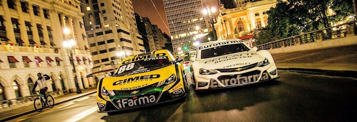 Às vésperas da decisão, carros da Stock Car invadem as ruas do Centro na madrugada paulistana