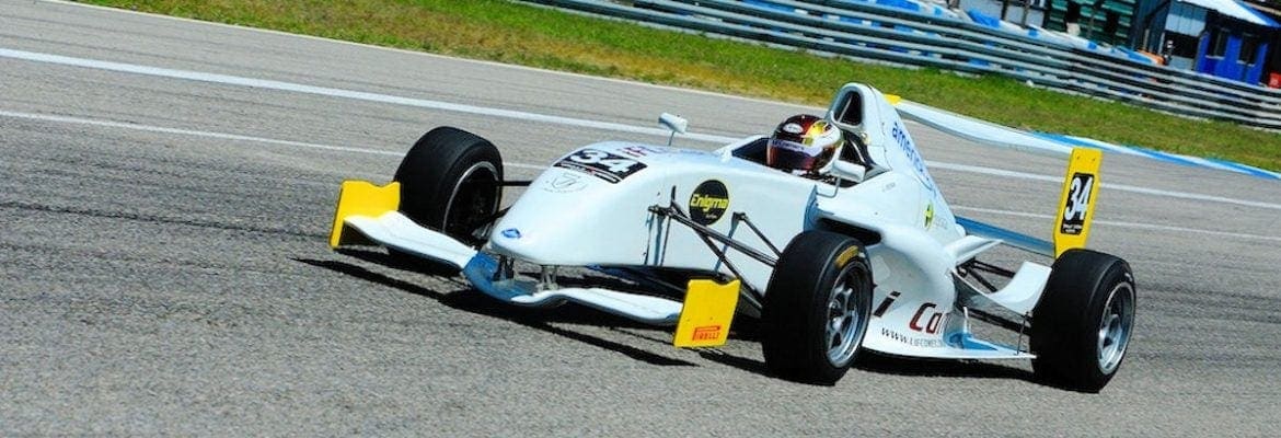 Juan Vieira vence e é campeão da Fórmula Academy em El Pinar