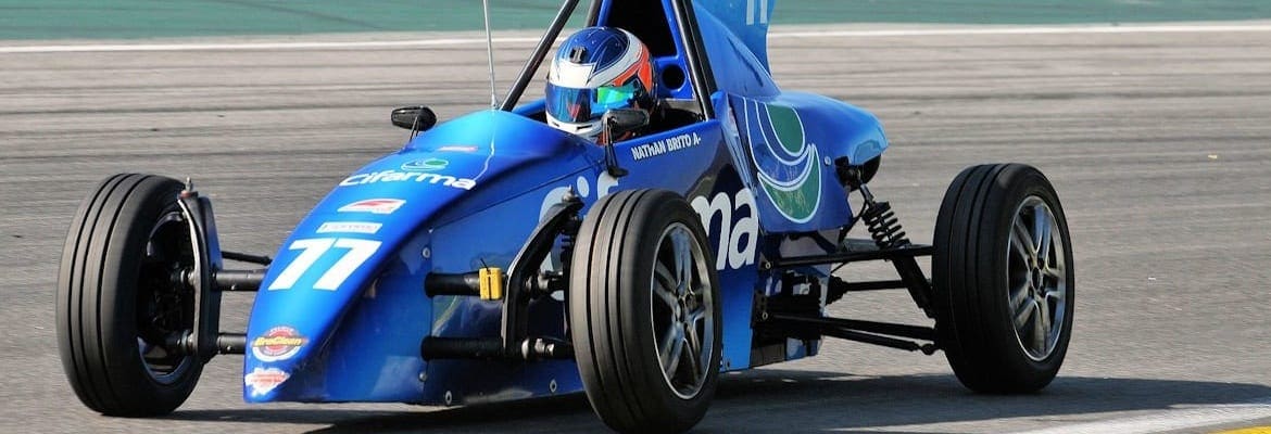 Piloto de 15 anos é campeão da Fórmula Vee Júnior com show em Interlagos