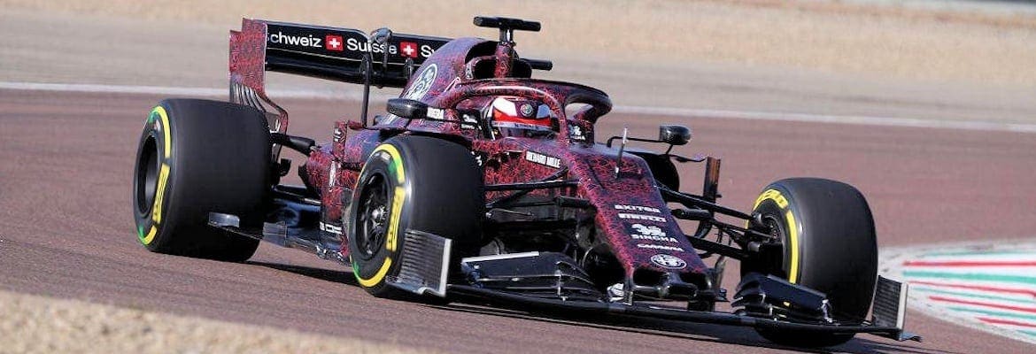 Vazam primeiras imagens da nova Alfa Romeo camuflada em ‘quadriflogios’