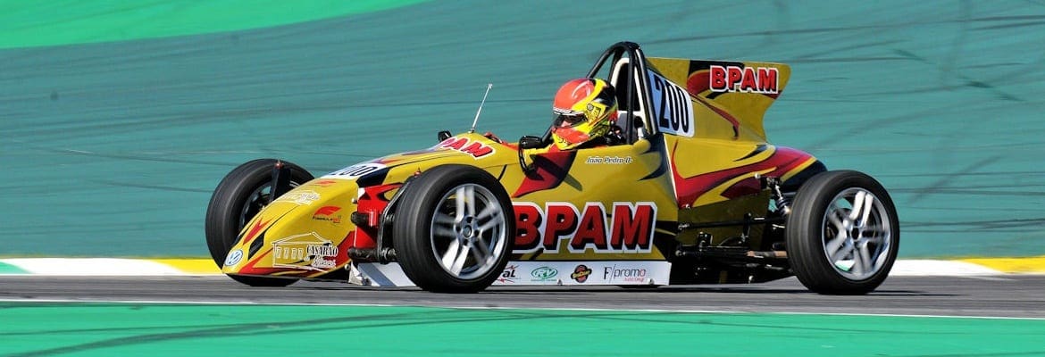 Com 14 anos de idade, João Pedro Maia brilha em Interlagos com a sua 1ª vitória e liderança na Fórmula Vee Júnior