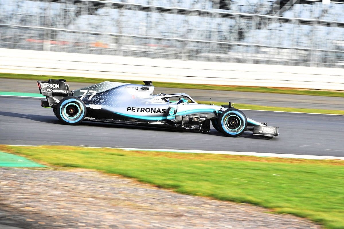 GALERIA: Imagens do novo Mercedes W10 no circuito de Silverstone Mercedes W10