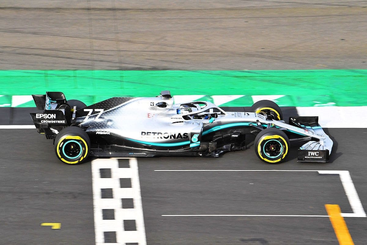 GALERIA: Imagens do novo Mercedes W10 no circuito de Silverstone Mercedes W10