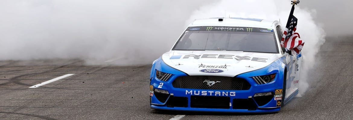 Cup Series: Brad Keselowski segura Chase Elliott e vence a corrida em Martinsville