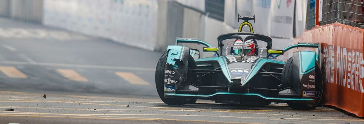 Quebra na suspensão dianteira faz Piquet abandonar o ePrix de Hong Kong