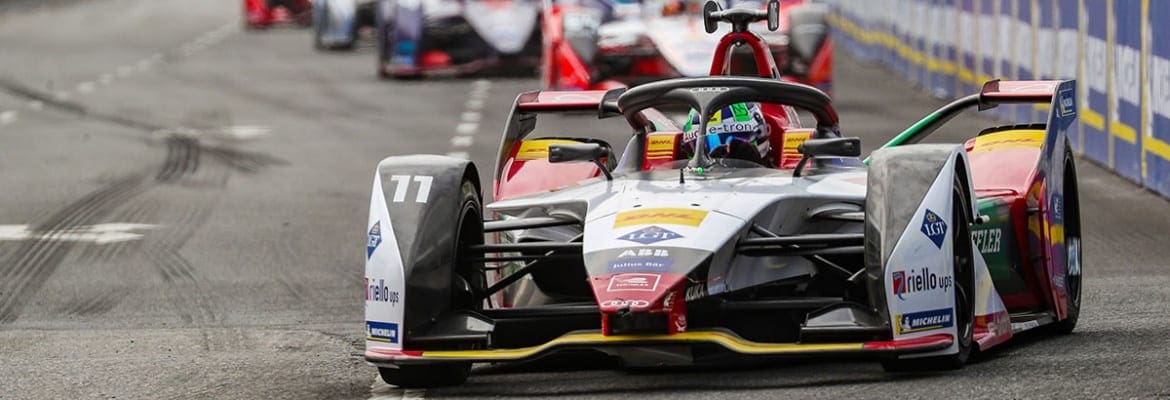 Rival erra e tira Lucas di Grassi da pista a menos de 2 minutos do fim