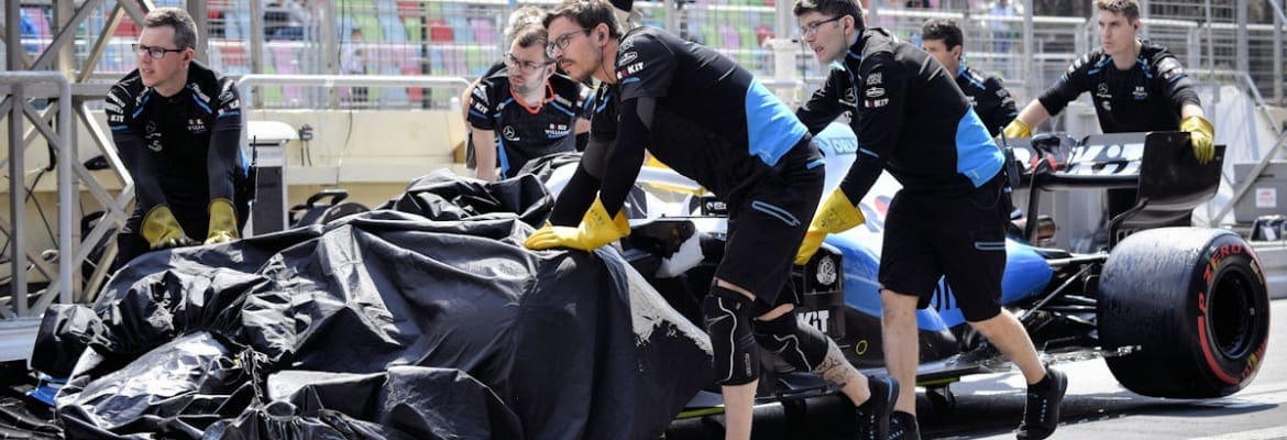 GP do Azerbaijão: tampa do bueiro causa acidente com Russell; 1º treino cancelado em Baku