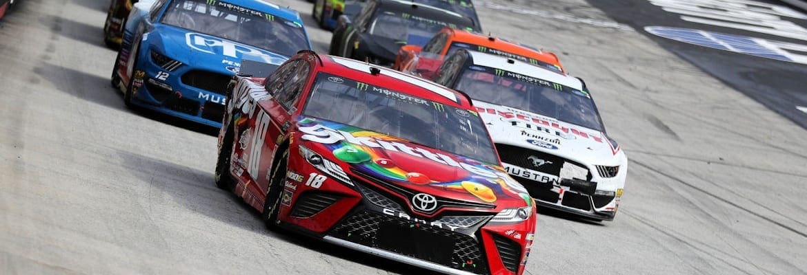 Kyle Busch supera incidente no início e vence sua 3ª da temporada no BMS