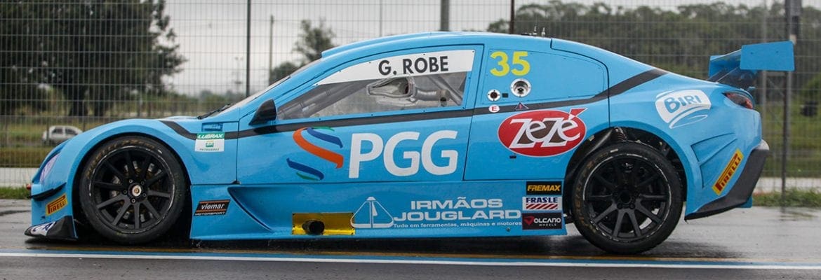 Piloto da casa e campeão, Gabriel Robe domina sexta no Velopark