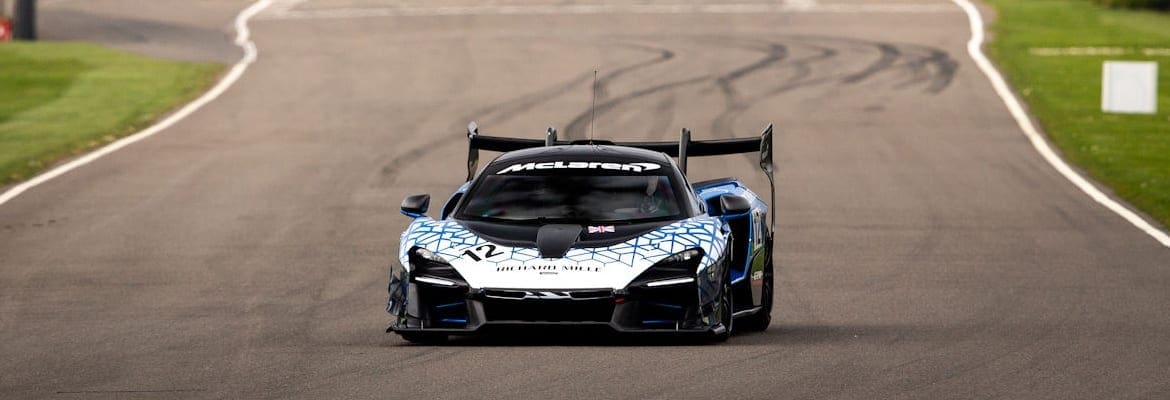 McLaren Senna GTR determina o ritmo com estreia mundial no circuito de Goodwood