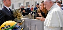 Escultura e capacete de Ayrton Senna são recebidos pelo Papa Francisco no Vaticano