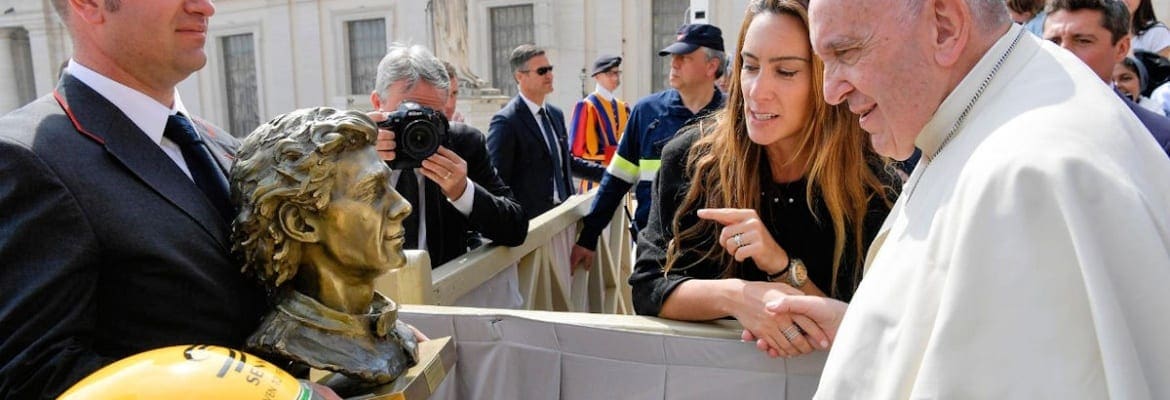 Escultura e capacete de Ayrton Senna são recebidos pelo Papa Francisco no Vaticano
