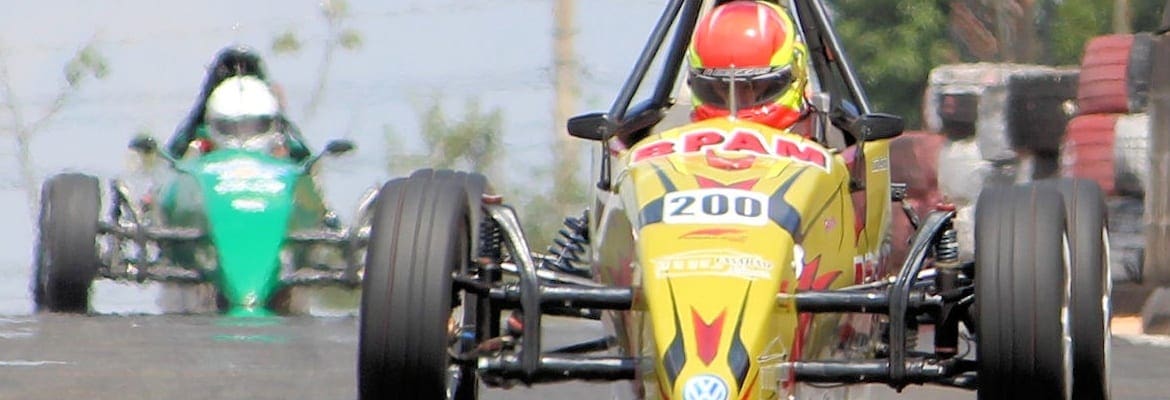 Garoto de 14 anos dá show, vence as duas provas e lidera a Copa ECPA de Fórmula Vee