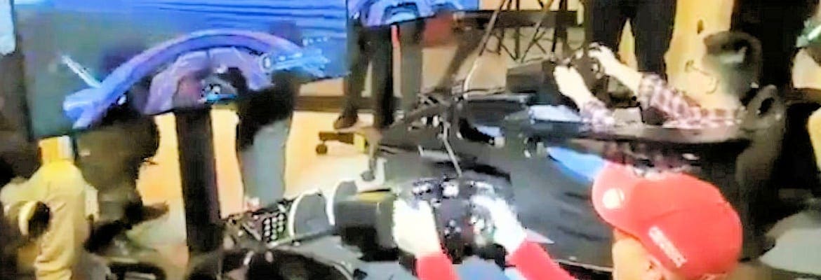 VÍDEO: Sebastian Vettel bate repetidas vezes no simulador em Xangai