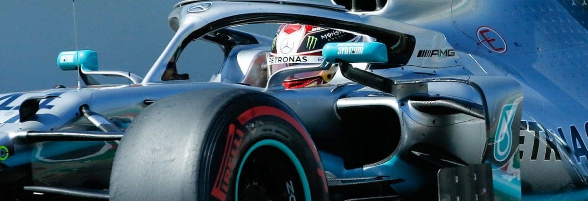 Mercedes manda troféu e carro de Hamilton para casa de jovem paciente com câncer