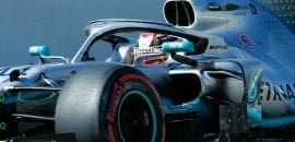 Mercedes manda troféu e carro de Hamilton para casa de jovem paciente com câncer