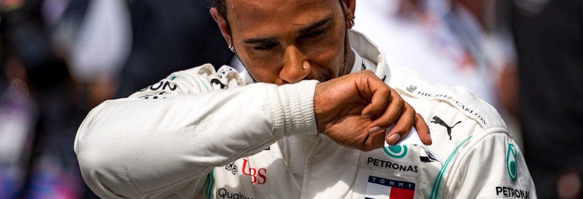 Vídeo: Hamilton celebra a vitória em Mônaco com um mergulho na piscina