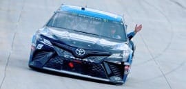 Cup Series: Truex vence corrida atrasada pela chuva em Dover