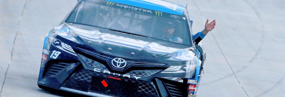 Cup Series: Truex vence corrida atrasada pela chuva em Dover