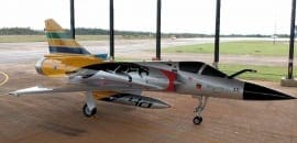 Ayrton Senna é homenageado com avião estilizado da Força Aérea Brasileira