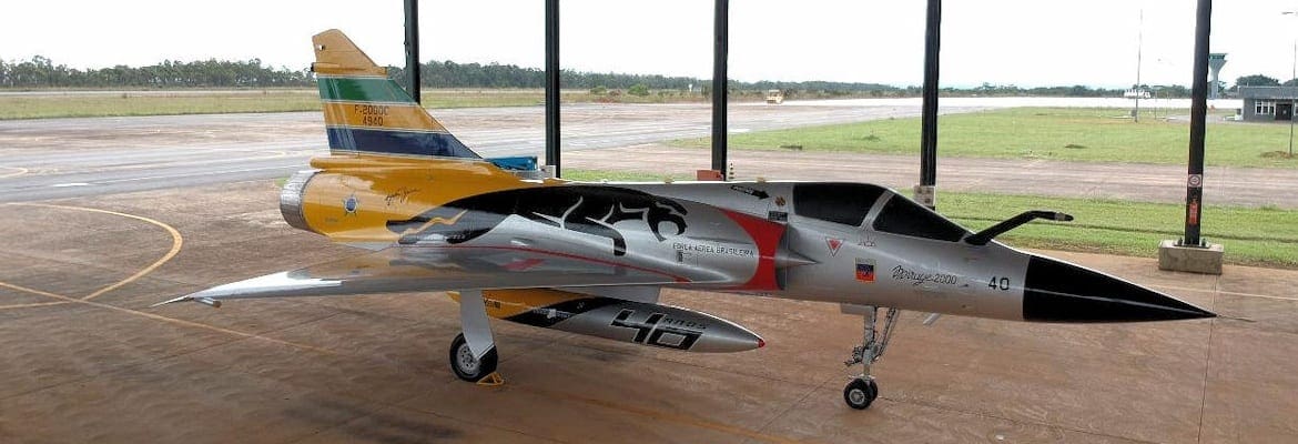 Ayrton Senna é homenageado com avião estilizado da Força Aérea Brasileira