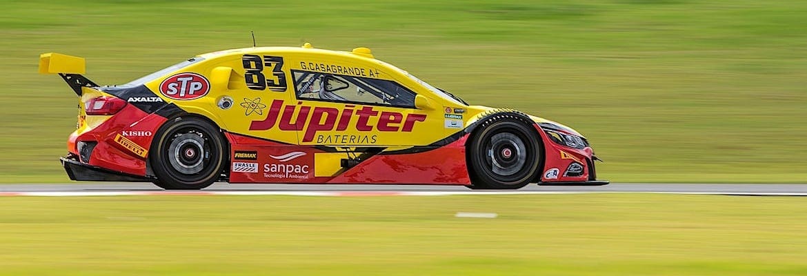 Gabriel Casagrande larga na terceira fila da Stock Car no Velo Città