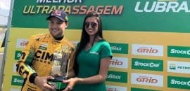 Felipe Fraga recebe troféu de ‘Melhor Ultrapassagem’ da 500ª prova da história da Stock Car