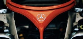 Mercedes pinta halo de vermelho para homenagear Niki Lauda