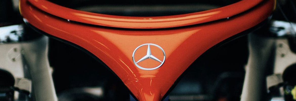 Mercedes pinta halo de vermelho para homenagear Niki Lauda