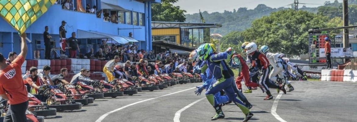 Mais de 100 pilotos disputam corrida de 6 horas de kart indoor no Kartódromo Granja Viana