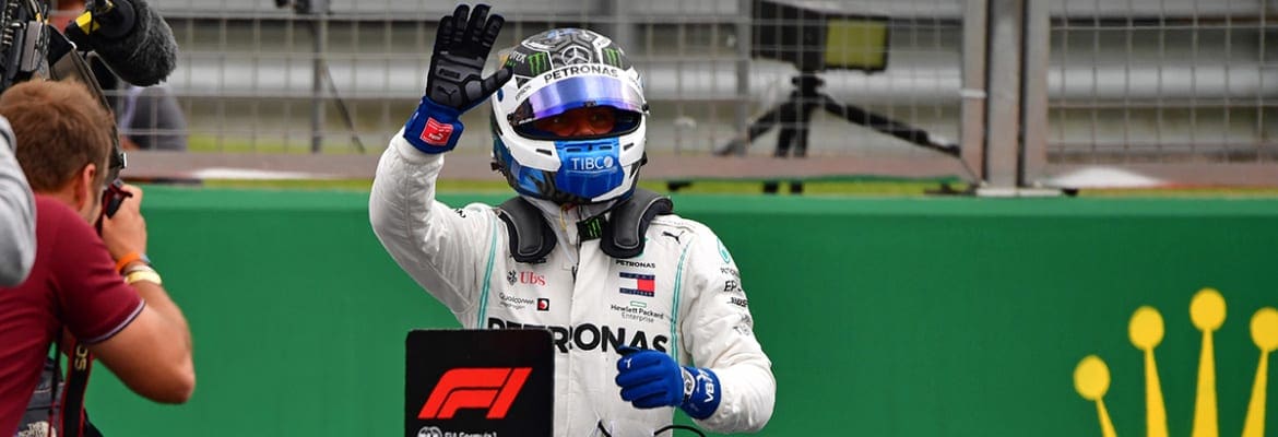 Valtteri Bottas comemora sua primeira pole-position desde o GP da Espanha