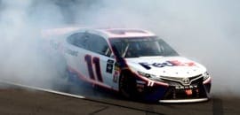 Denny Hamlin vence disputa apertada da Cup Series no oval de Pocono