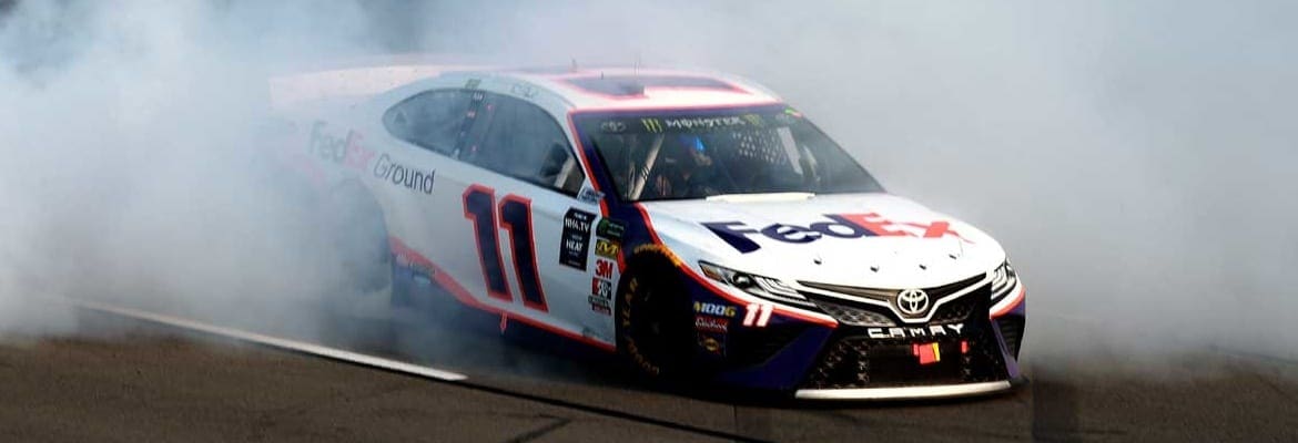 Denny Hamlin vence disputa apertada da Cup Series no oval de Pocono