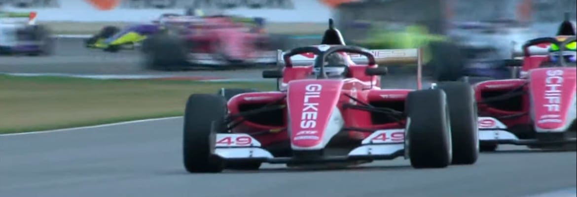 Megan Gilkes vence emocionante etapa extra-campeonato feita com grid invertido