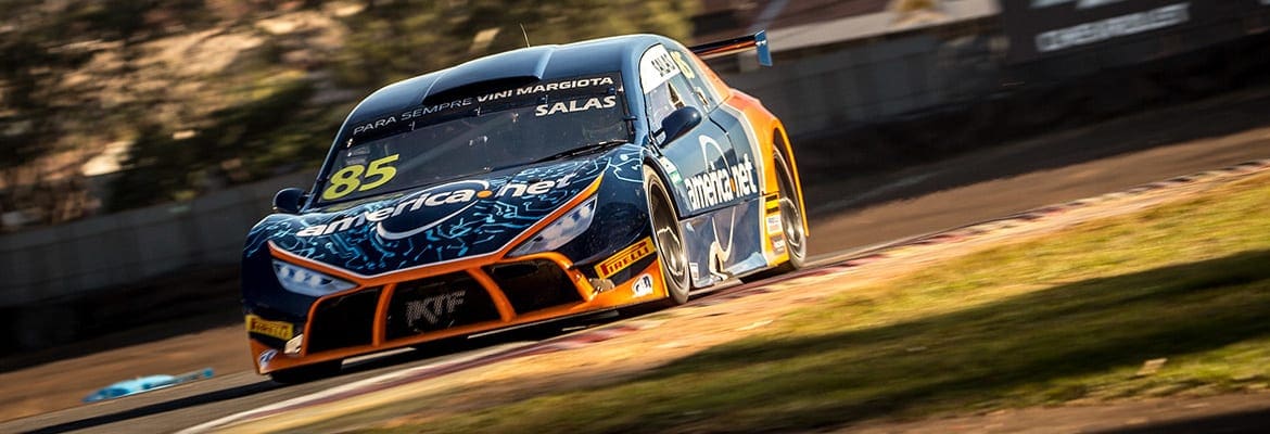 Guilherme Salas crava a pole-position da primeira corrida em Interlagos