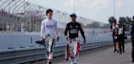 Matheus Leist parabeniza Tony Kanaan pelo pódio com a Foyt em Gateway