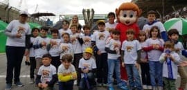 Crianças da Escola de Kart Senninha e pilotos da Stock Car prestam homenagem ao legado de Senna