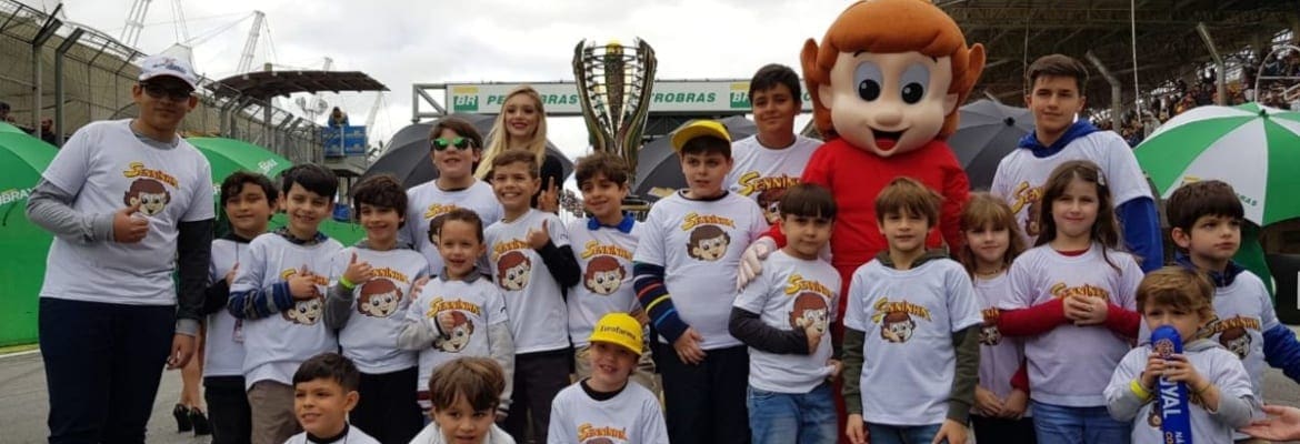 Crianças da Escola de Kart Senninha e pilotos da Stock Car prestam homenagem ao legado de Senna