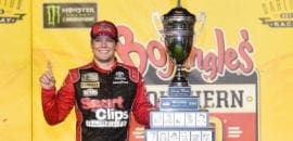 Erik Jones vence prova interrompida pela chuva em Darlington